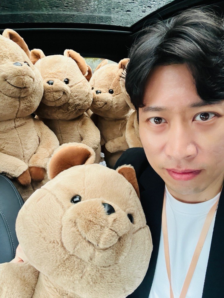 원장님들께 전달할 링키 캐릭터 인형과 함께한 지사장 에릭