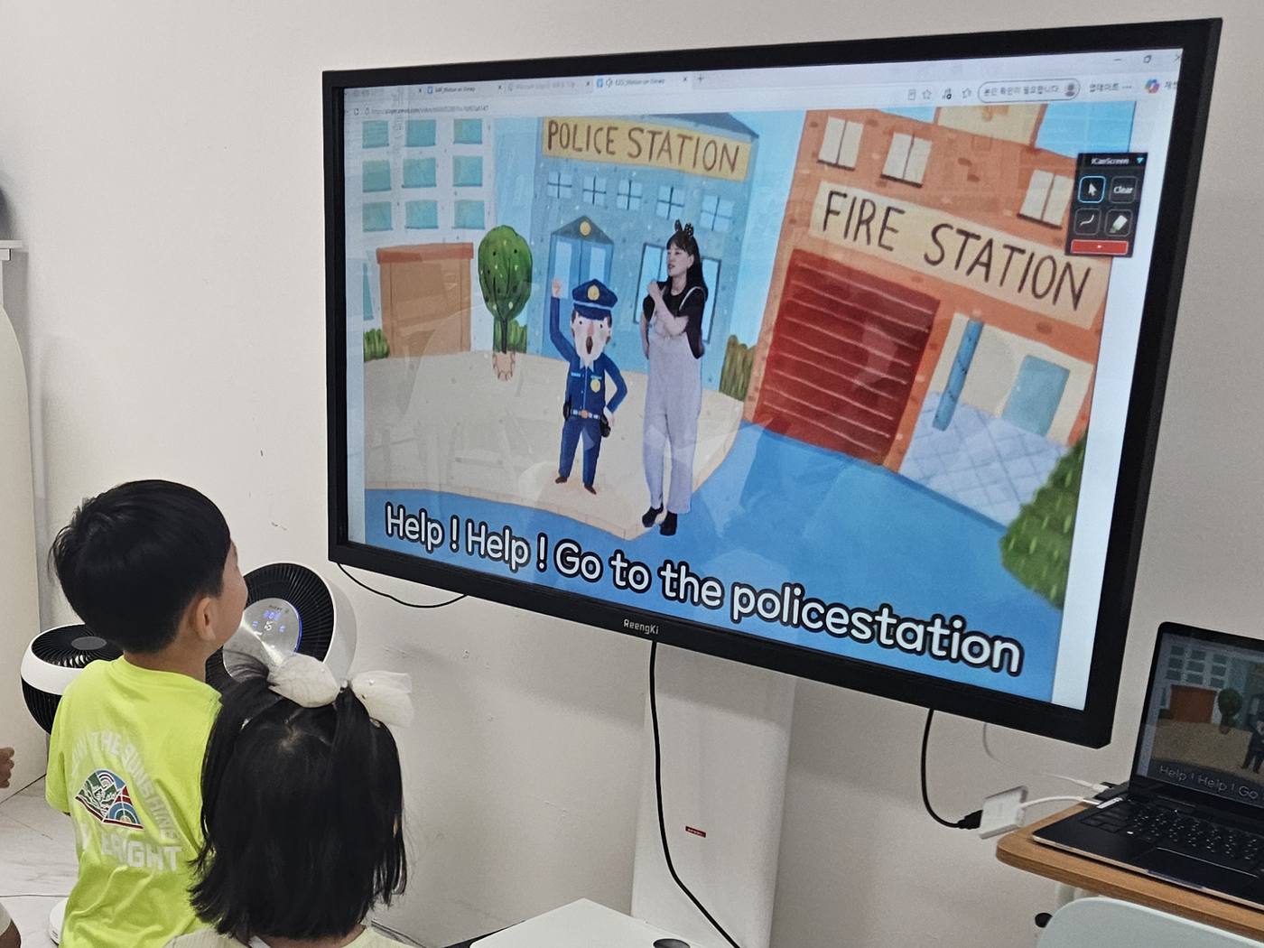 전자칠판으로 상황 영어를 배우는 수업 장면